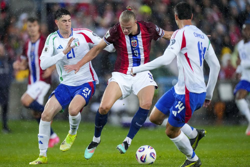 致敬李惠堂，赞助商犀旺送给魏祥鑫一颗柚子足球